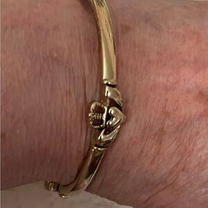 Gold Claddagh Stretch style Bracelet - Women